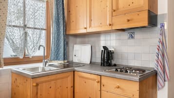 Fridge, stovetop, coffee/tea maker, electric kettle
