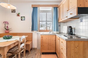 Fridge, stovetop, coffee/tea maker, electric kettle