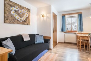 TV - Apartment 'Agriturismo El Cirum Boe' with Mountain View, Private Garden and Wi-Fi (Livinallongo del col di lana)