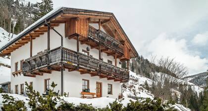 Appartement 'Agriturismo El Cirum Boe' avec vue sur les montagnes, jardin privé et Wi-Fi