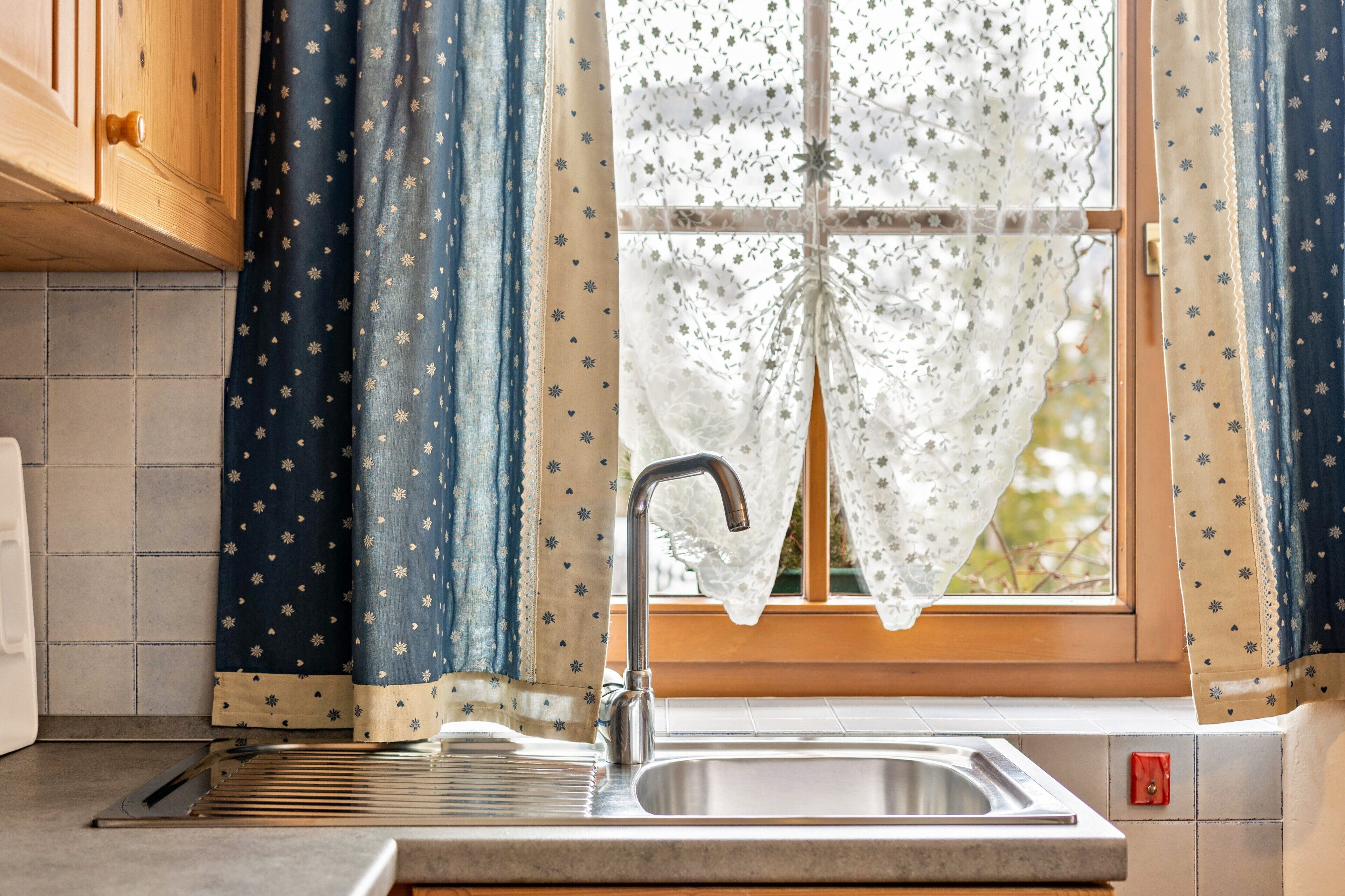 Een koelkast, een kookplaat, een koffiezetapparaat/waterkoker