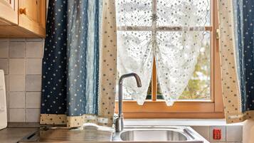 Kjøleskap, kokeplater, kaffetrakter/tekoker og vannkoker