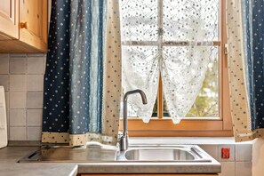 Frigorífico, placa de cocina, cafetera o tetera y hervidor eléctrico