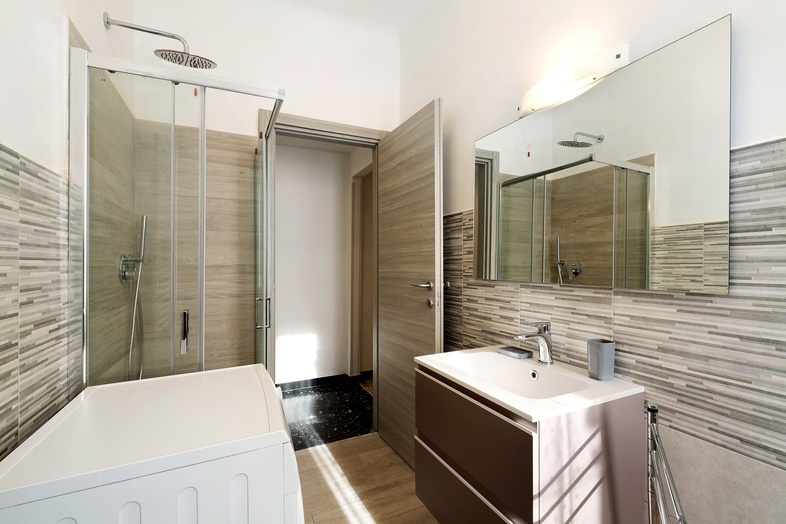Douche, séchoir à cheveux, serviettes fournies