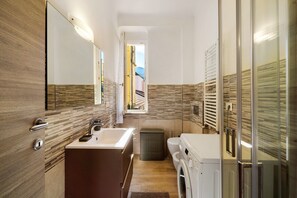 Douche, sèche-cheveux, serviettes fournies