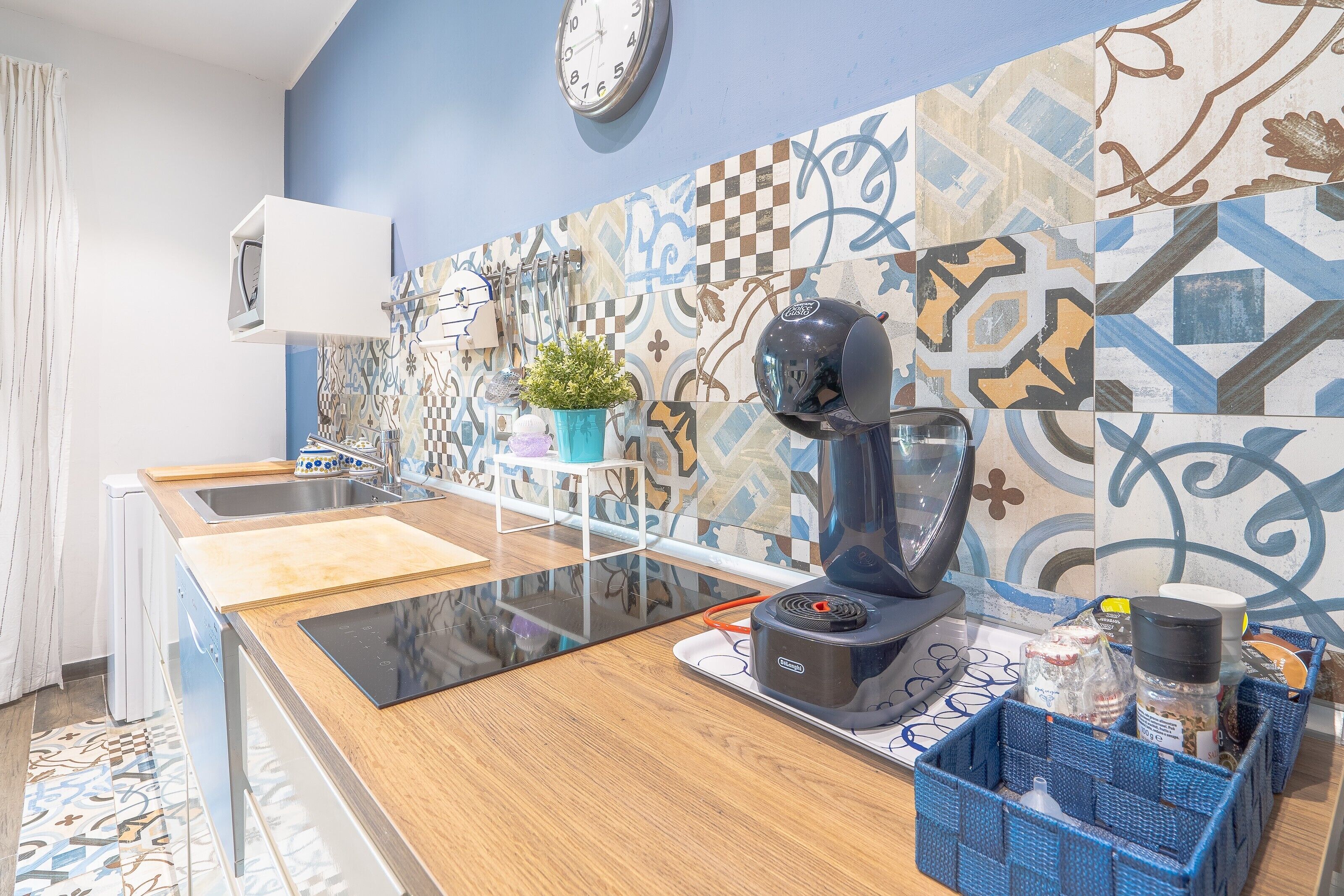 Frigorifero, microonde, piano cottura, lavastoviglie