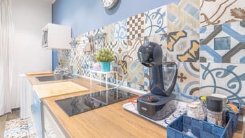 Frigorifero, microonde, piano cottura, lavastoviglie