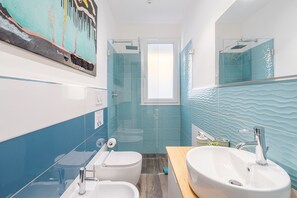 Suihku, hiustenkuivaaja, pyyhkeet