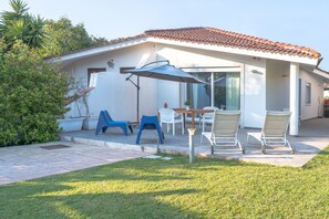 Outdoor dining - Villa 'Oceano' with Private Terrace, Wi-Fi and Air Conditioning (Fontane Bianche)