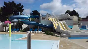 Piscina coperta, una piscina riscaldata