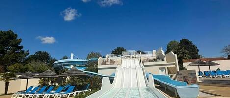 Innendørsbasseng og et oppvarmet basseng