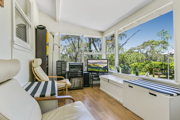 Smart TV, DVD player, books, music library - Experience Lavender Cottage, charming, cozy hideaway set in pretty bushland.  (Leura)