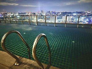 2 outdoor pools, pool loungers - Harmony Haven Retreat Suite (Petaling Jaya)