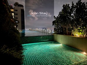 2 outdoor pools, sun loungers - Harmony Haven Retreat Suite (Petaling Jaya)