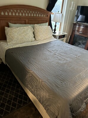 Basic Room | 1 bedroom, blackout drapes, iron/ironing board, free WiFi - Ms P Place (Rochester)