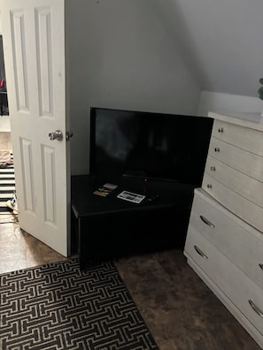 Basic Room | 1 bedroom, blackout drapes, iron/ironing board, free WiFi - Ms P Place (Rochester)