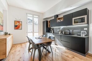 Een koelkast, een microgolfoven, een oven, een kookplaat