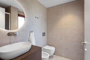 Douche, sĂšche-cheveux, bidet, serviettes fournies