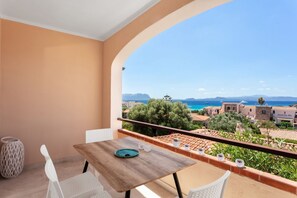 Outdoor dining - GuestHost - Wonderful apartment of 45sqm on the first floor of a building without elevator (stairs to access) perfect for 4 people.The accommodation enjoys 45sqm of outdoor space, located in one of the highest points of Golfo Aranci with 360² views of t (Golfo Aranci)