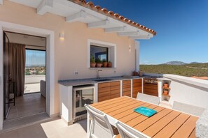Outdoor dining - GuestHost - Wonderful apartment of 45sqm on the first floor of a building without elevator (stairs to access) perfect for 4 people.The accommodation enjoys 45sqm of outdoor space, located in one of the highest points of Golfo Aranci with 360² views of t (Golfo Aranci)