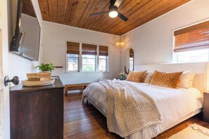 1 bedroom, iron/ironing board, free WiFi, bed sheets - the reverie: pool, hot tub, Easy World Cup Access (Houston)