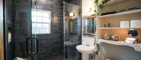Douche, séchoir à cheveux, serviettes fournies, shampooing