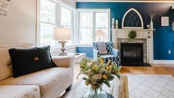 Televisión y chimenea