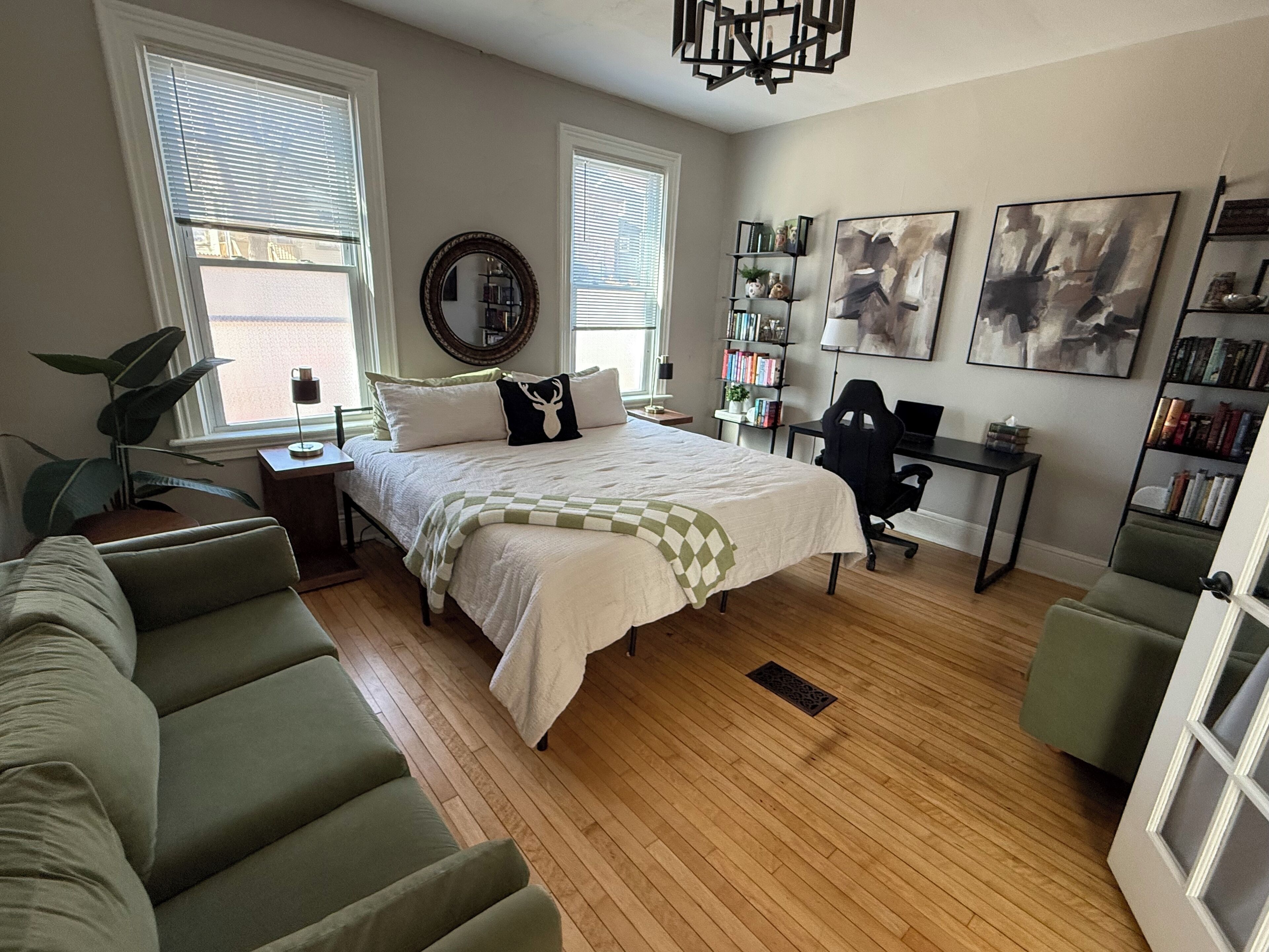 5 bedrooms, desk, WiFi, bed sheets