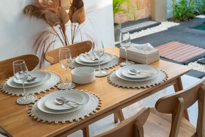 In-room dining - Casa de Cavendish (Canggu)