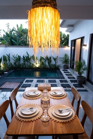In-room dining - Casa de Cavendish (Canggu)