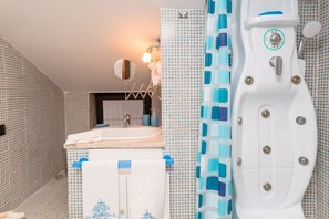 Un baño con una bañera blanca, un lavamanos y un espejo.