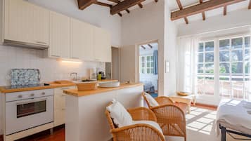 Een koelkast, een oven, een koffiezetapparaat/waterkoker