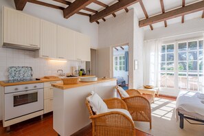 Kühlschrank, Ofen, Wasserkocher mit Kaffee-/Teezubehör