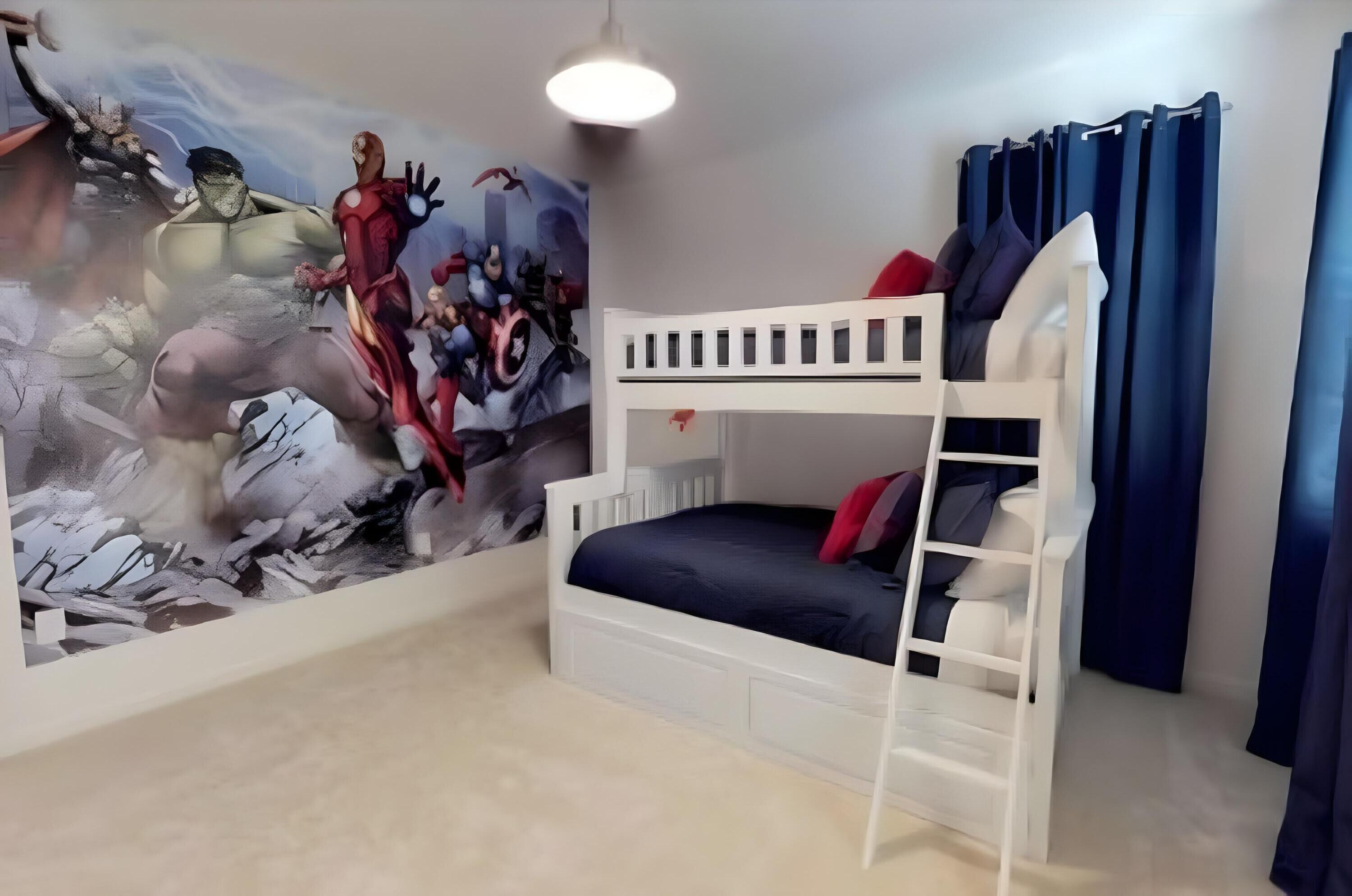 En køjeseng med et muralmaleri af superhelte på væggen, en hvid loftlampe og blå gardiner.