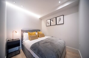 Desk, iron/ironing board, travel crib, free WiFi - Spacious and Smart Studio Flat with Balcony | Zone1 (Greater London)