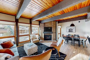 TV, caminetto, impianto stereo