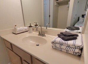 Secador de pelo, toallas, jabón, shampoo