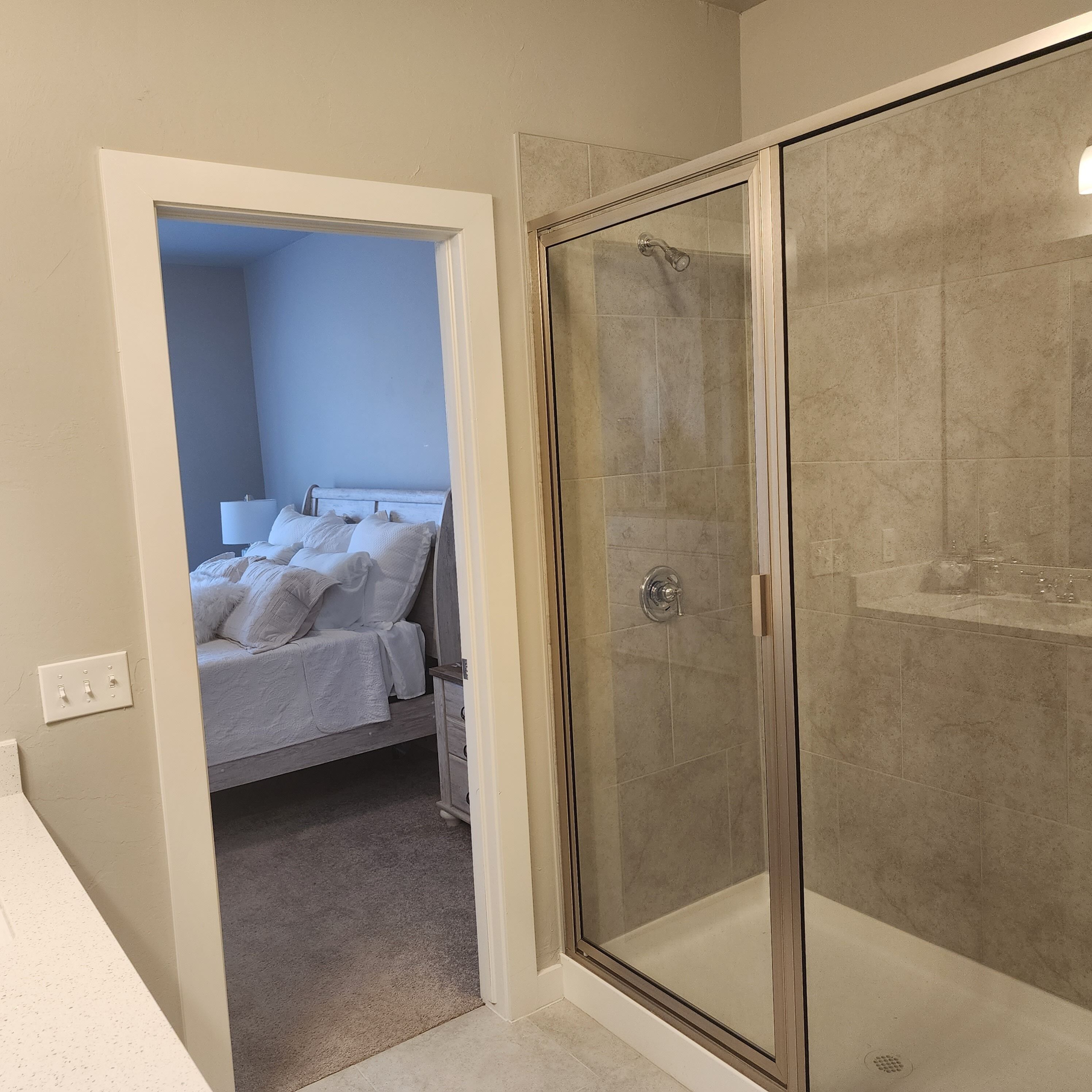 Douche, serviettes fournies, savon, papier de toilette