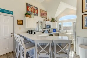 Kjøleskap, mikrobølgeovn, ovn og kokeplater