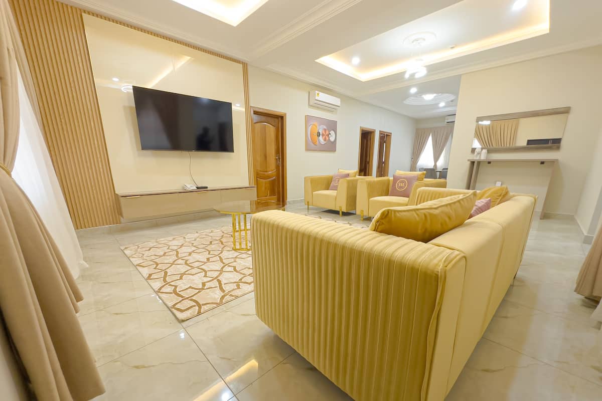 Departamento de lujo, 2 habitaciones | Área de sala de estar | Smart TV de 50 pulgadas con canales vía satélite