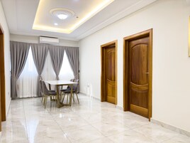 Apartamento de lujo, 1 habitación | Servicio de comidas en la habitación