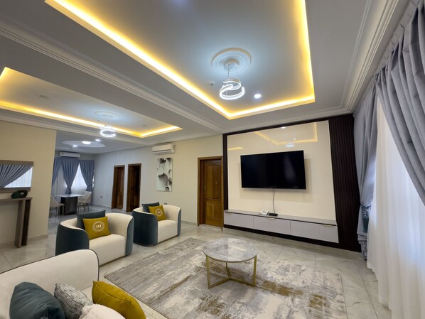Departamento de lujo, 3 habitaciones | Área de sala de estar | Smart TV de 50 pulgadas con canales vía satélite 