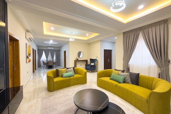 Luksusleilighet, 2 soverom | Oppholdsområde | En 50-tommers smart-TV med Parabol-TV