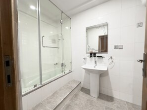 Departamento de lujo, 3 habitaciones | Baño | Regadera tipo lluvia, amenidades de baño gratuitas, secadora de cabello 