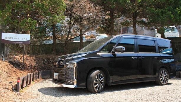 A black SUV parked in front of a sign that reads "Yamanashi Resort House II". - Lake Yamanaka Resort House II (Yamanakako)