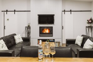 Interior - Wallaby 2 Bed, 1 Bath Cottage - Private Parkland Setting with Lake View (North Maleny)