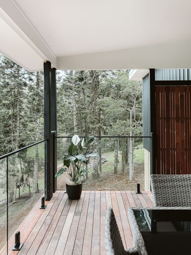 Wallaby 2 Bed, 1 Bath Cottage - Private Parkland Setting with Lake View