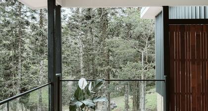 Wallaby 2 Bed, 1 Bath Cottage - Private Parkland Setting with Lake View