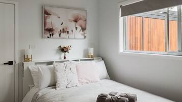 2 bedrooms, iron/ironing board, travel cot, free WiFi