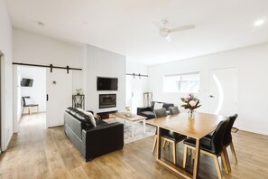 Smart-TV, Kamin, Bücher